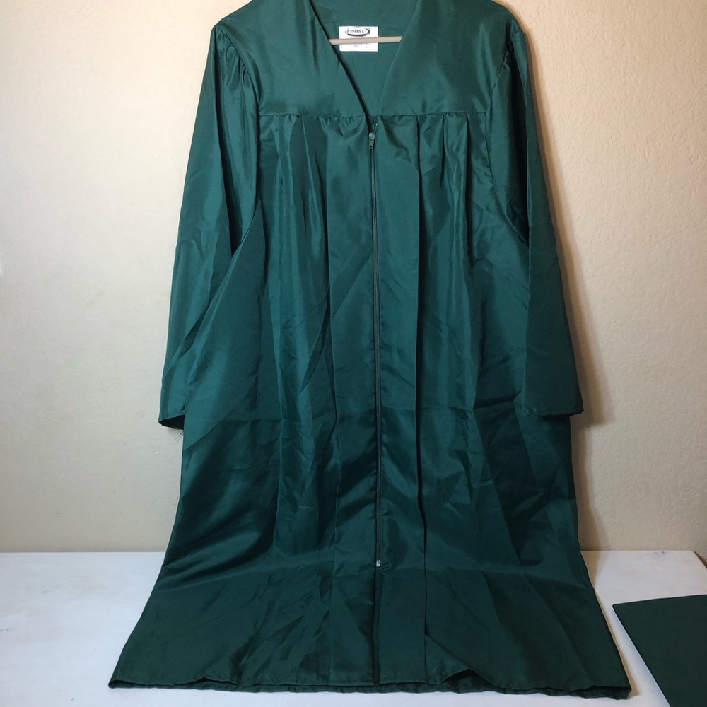 Classic Green Graduation Gown, Sz 5’4 to 5’6, Pet/Smoke free home, Worn once